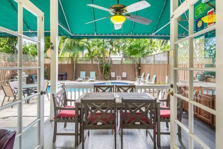 Curry House- 3rd Floor, King Bed, & Balcony 8 Mini-hôtel Key West